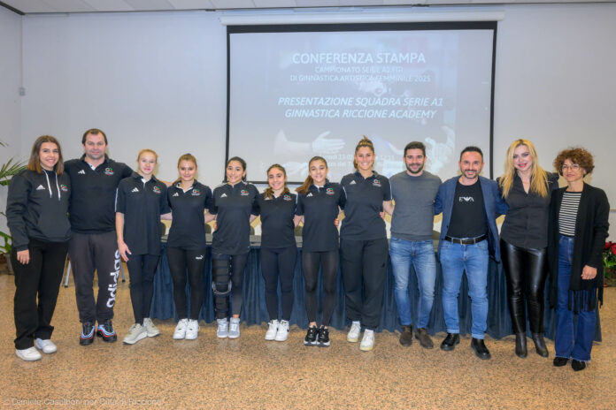 La squadra di A1 Riccione Ginnastica Academy con l'assessore Simone Imola 01