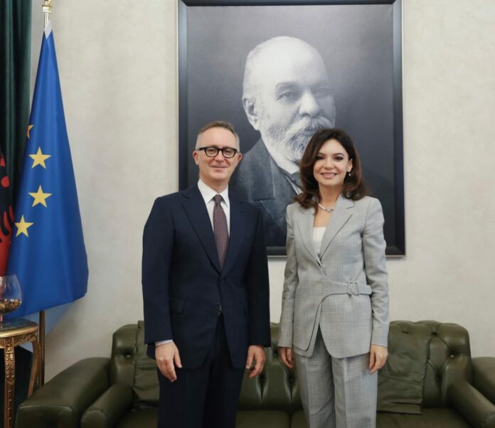 dabe8725-1827-422b-8247-382ba6b6830e