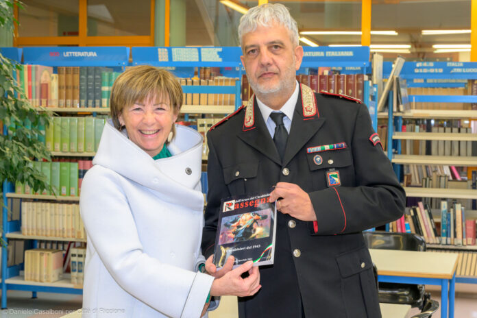 Libro Carabinieri. Sindaca Daniela Angelini, luogotenente Claudio Cacace. Febbraio 2025 (1)