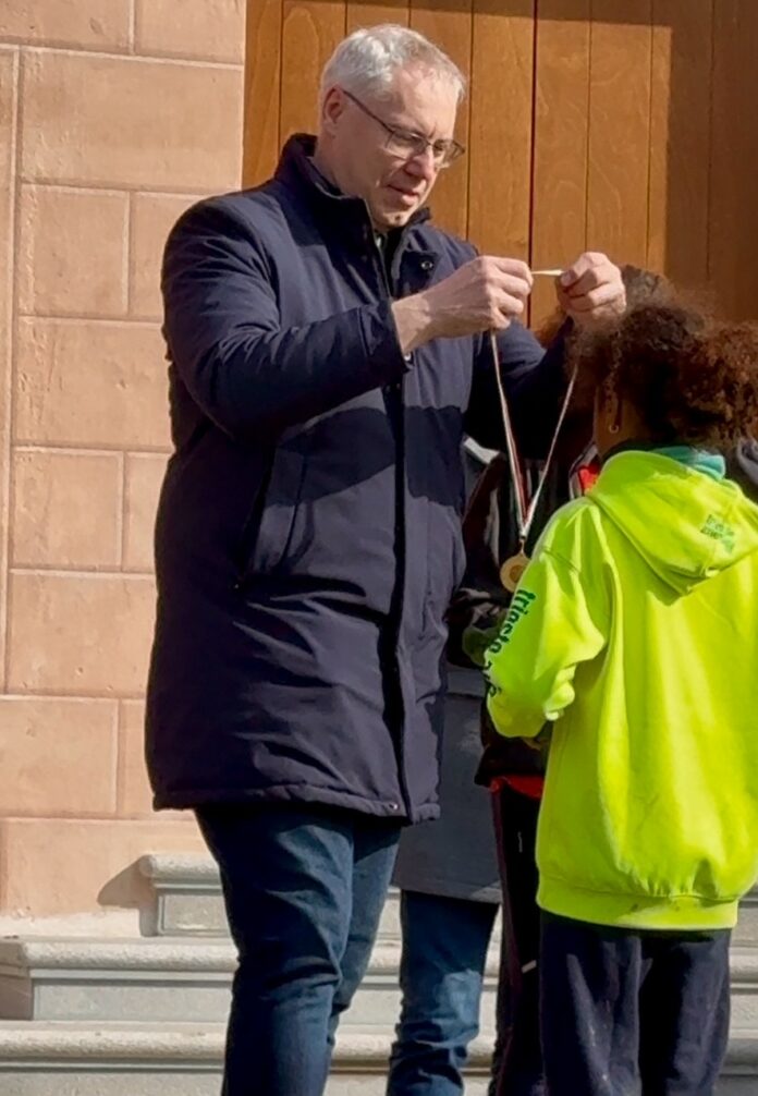 Il presidente Bordin durante le premiazioni della corsa campestre