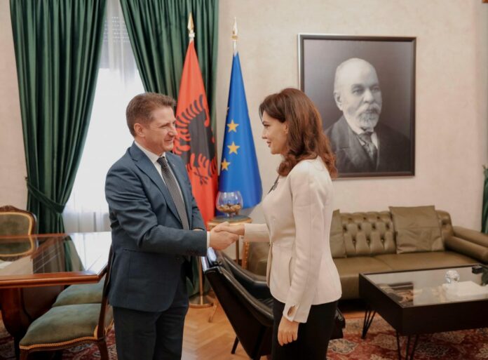 8ac50949-e9f9-43fe-a3dc-40df78131832-scaled