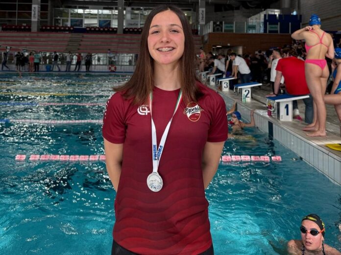 Sara Lai mostra con orgoglio il suo bellissimo argento