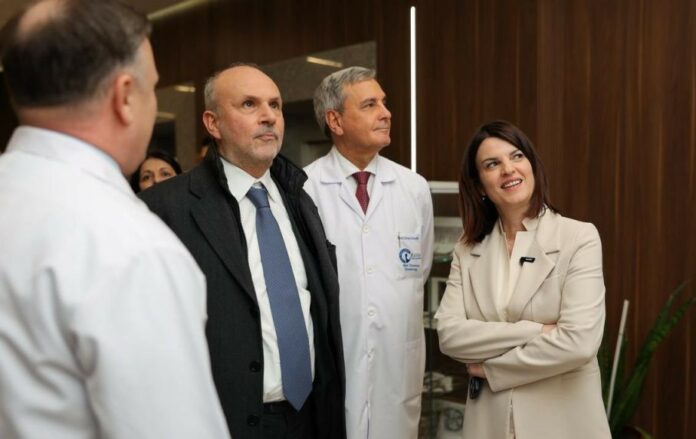 eaa6b778-46f1-4adc-bd41-08d5a7660cd4