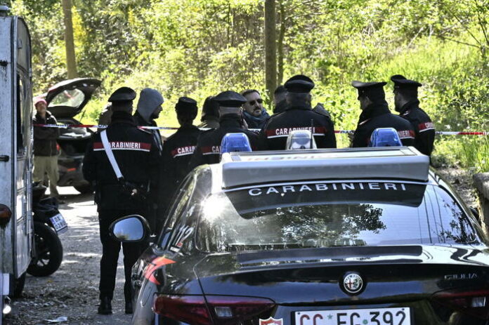 Uomo ucciso in auto a poca distanza da una scuola
