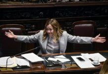 NOTTE DI FOLLIA SU UNA MANOVRA CHE CORRE DRITTA VERSO IL RIARMO