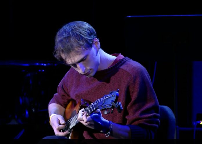 Il chitarrista Matteo Mariani