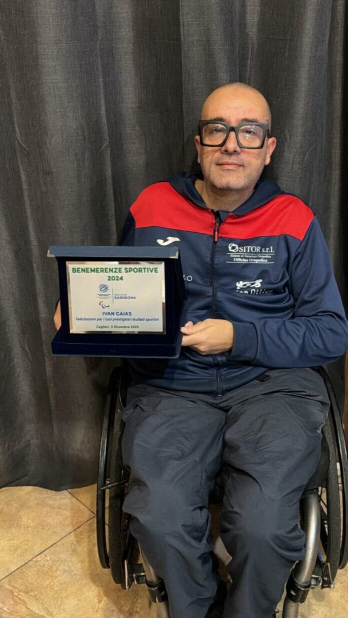 Ivan Gaias mostra la targa consegnata alla cerimonia benemerenze del CIP Sardegna