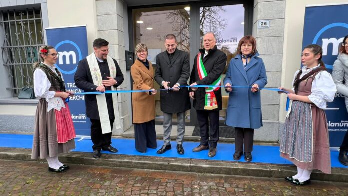 Il taglio del nastro con le diverse autorità presenti a Tarcento