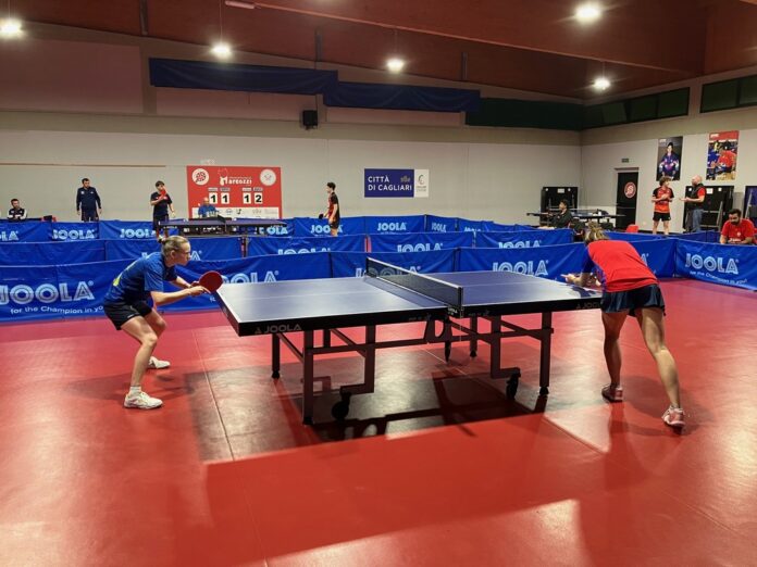 a sx Hana Matelova attende il servizio di Pauline Chasselin