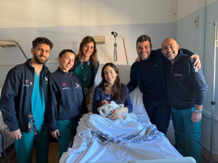 ultima nata del 2025_la madre Francesca e il padre Marco_equipe ostetrica