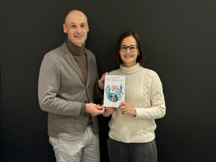 Ivan e Lara Rigato con il libro di Mauro Corona