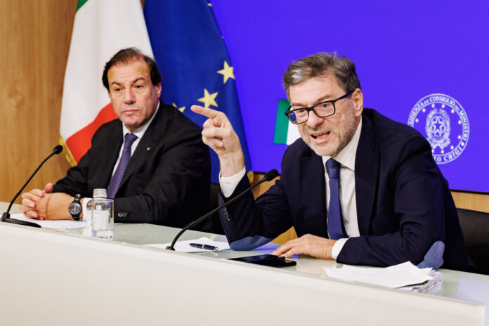 Maurizio Leo e Giancarlo Giorgetti durante la conferenza stampa a Palazzo Chigi