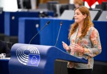 La polizia irrompe nella stanza di albergo di una eurodeputata Ilaria Salis