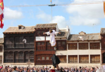 La “Bajada del Ángel” di Peñafiel, in Spagna, quando un angelo scende dal cielo nella Plaza del Coso