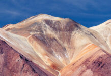 Dal 19 al 30 marzo 2026, Spazio b5 a Bologna ospita la mostra fotografica “Discendere o salire”