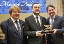 IL MINISTRO SALLA PREMIATO DA SILENO CANDELARESI COL MITICO LEONE D’ORO