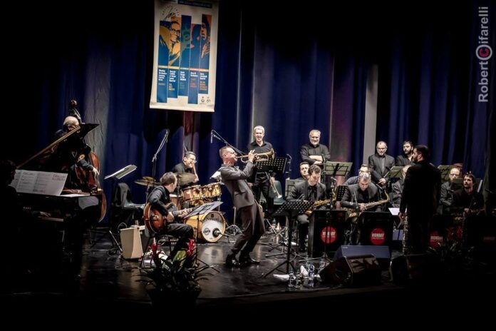 Fabrizio Bosso (al centro) e la Monday Orchestra