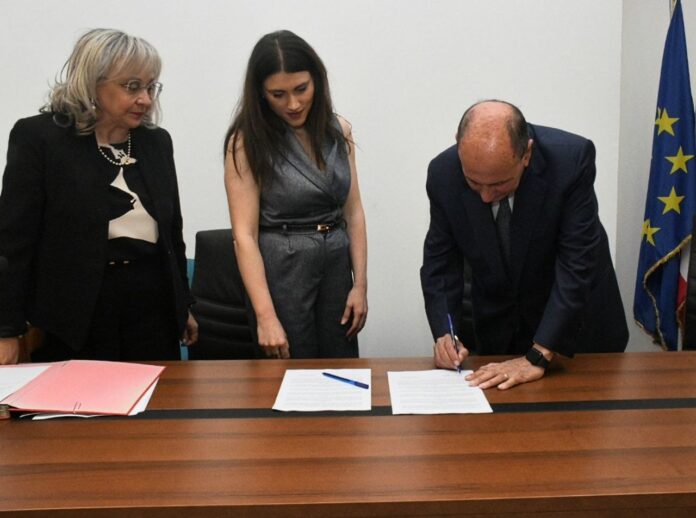 Schifani firma un contratto