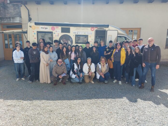 Studenti e docenti al centro mobile