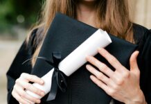 Roma, 23enne muore precipitando dalla tromba delle scale