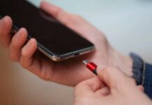 Caricare e scaricare la batteria dello smartphone fa male o bene?