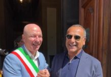 La cerimonia di consegna della cittadinanza onoraria a Carlo Conti è diventata un piccolo show