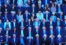 Sta circolando virale questa foto della finale degli internazionali di tennis, con un muro di politici sugli spalti