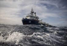 La Sea Watch 5 salva 90 migranti in mare, attaccata dalle unità libiche