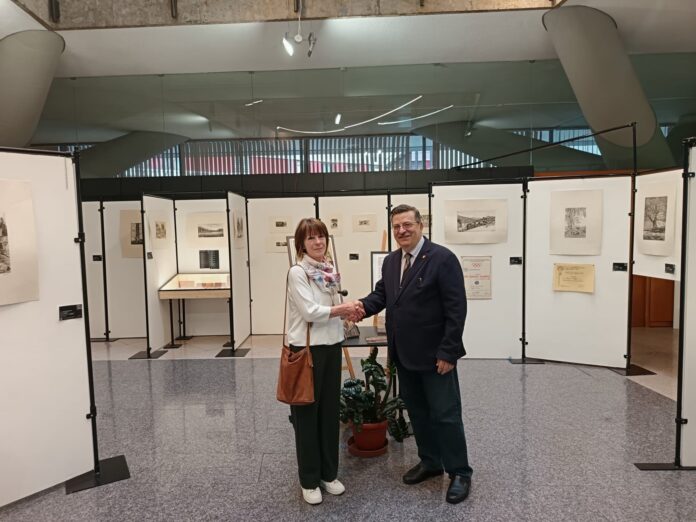 Giuseppe Tasin riceve per conto della regione la doonazione da Maria Franzoi