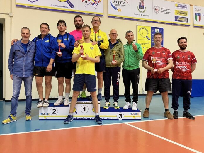 a sx il presidente Simone Carrucciu premia i protagonisti della Coppa Sardegna 2026