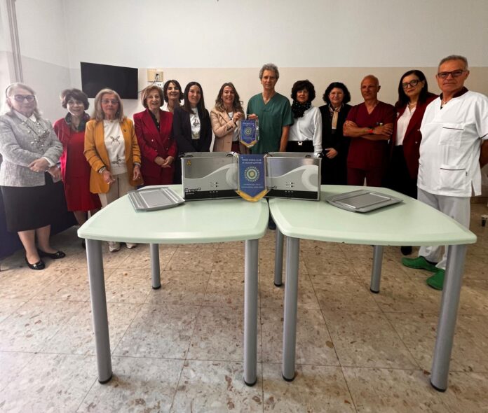 momento della donazione al direttore Portoghese