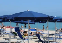 Come sul Titanic: le spiagge scompaiono, ma si continua a difendere stabilimenti e balneari
