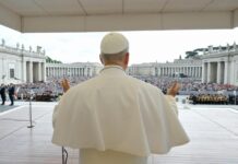 Il Papa prega sul luogo dell’attentato di 45 anni fa a Giovanni Paolo II