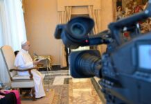 Il Papa: i chatbot sfruttano bisogno di relazioni, recuperare il valore dell’umanità