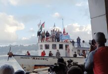 LA FLOTILLA NUESTRA AMERICA SBARCA A CUBA ACCOLTA DA UNA FOLLA FESTANTE