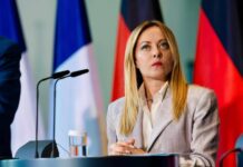 Orfana del suo dante causa Trumo, ha fatto un certo effetto vedere Meloni in Francia scherzare con l’odiato Macron