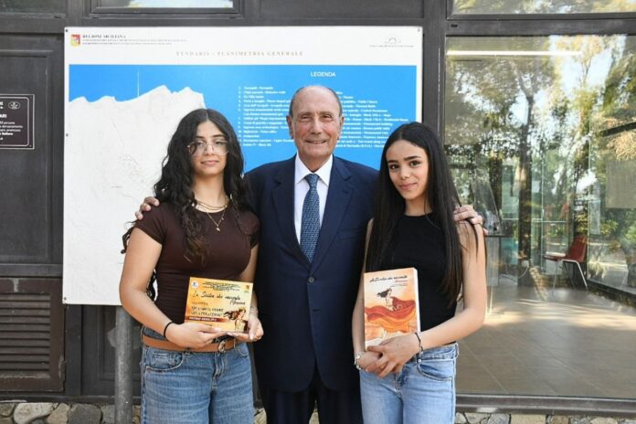 Tindari_Schifani con le ragazze premiate Gioia Morello e Maria Letizia Martino