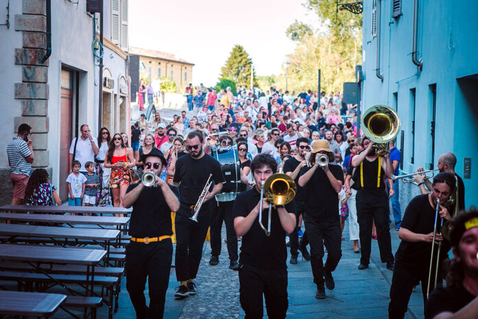 parata-rusty-brass-band