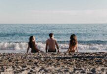 Estate 2026: al mare spopola il turismo libertino