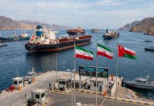 Bloomberg riporta che le principali potenze europee ora accettano che le navi in transito nello Stretto di Hormuz probabilmente dovranno pagare tariffe all’Iran e all’Oman