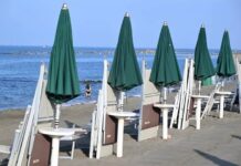 Spiagge proibitive: il governo coccola i balneari, che aumentano il costo di lettini e ombrelloni