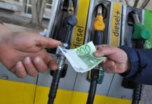 Il petrolio scende, ma il diesel no, la benzina nemmeno, le accise restano lì, belle comode, i margini pure