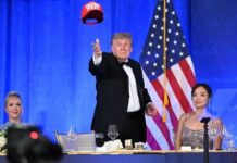 The Donald indossa il cappellino rosso ‘Trump 2028’ e annuncia: ‘Mi candido a presidenziali’