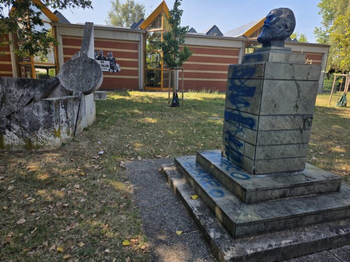 Busto Marx biblioteca vandalizzato (1)