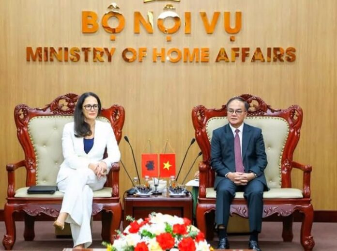 Delina Ibrahimaj Vietnam