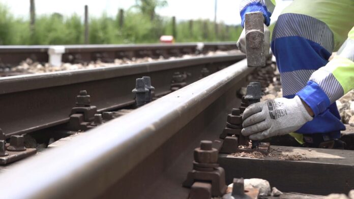 Manutentore-al-lavoro-sul-binario