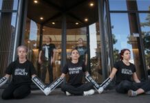 Uova in gabbia: attivisti bloccano il quartier generale di Sodexo a Parigi dopo il mancato rispetto degli impegni globali