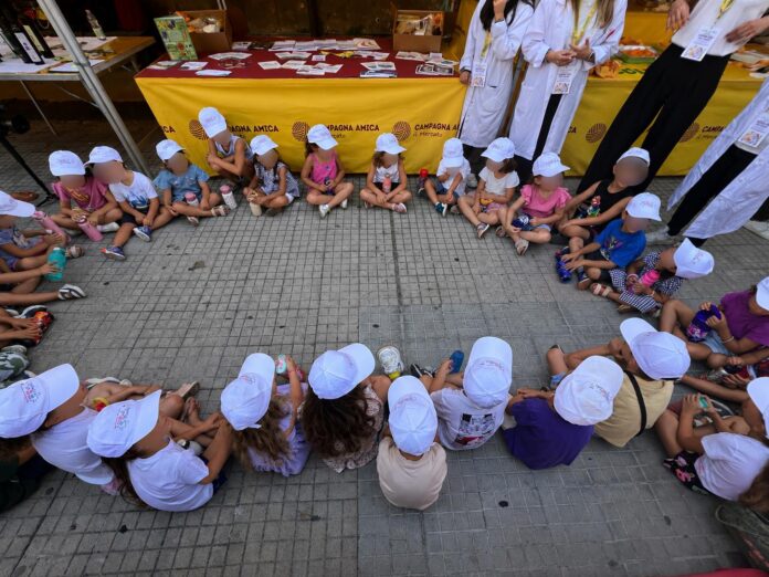bambini durante un laboratorio di CIBO E SALUTE