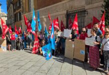 Gaslini, è in corso il presidio del personale dell’ospedale davanti alla Prefettura di Genova