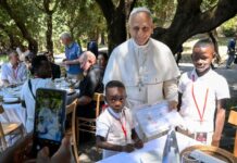 Il Papa a pranzo con i più vulnerabili: affamati di una Chiesa che accoglie, dove nessuno è nemico